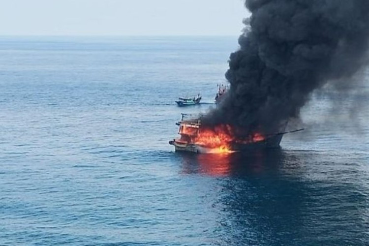 Kode Alam Kapal Terbakar Pertanda Apa? Cek Tafsir Mimpinya yang Dijamin Pasti Gacor!